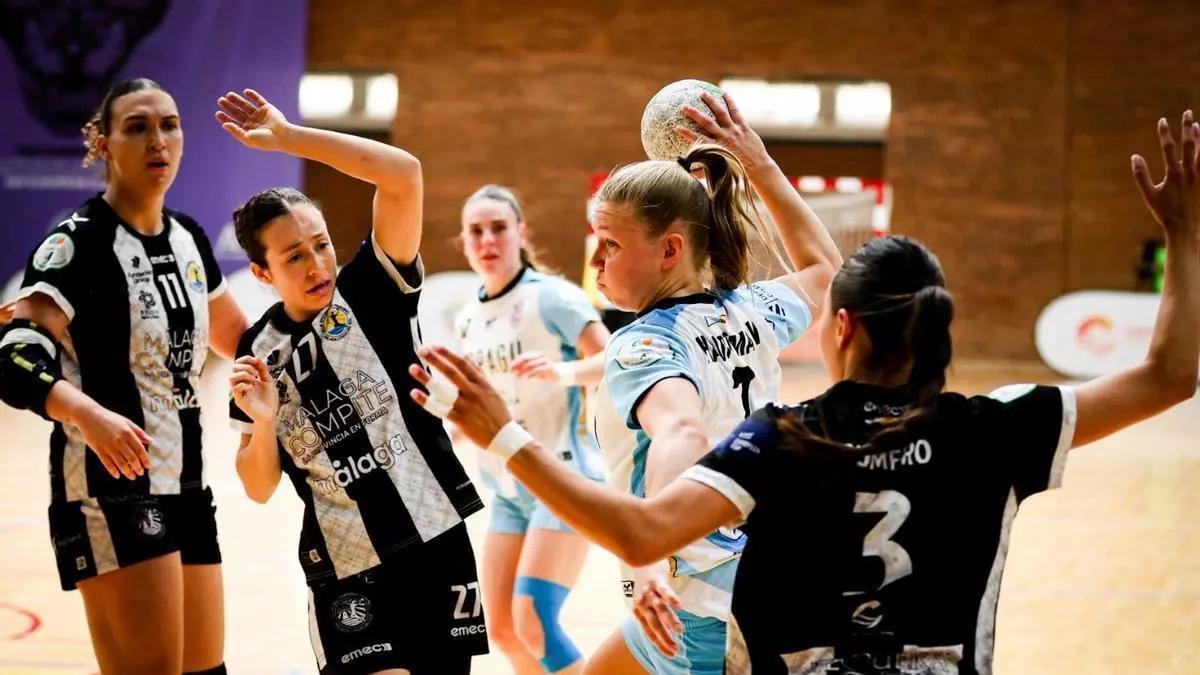 Un lance de la ida de las semifinales de la EHF European Cup entre Atlético Mecalia Guardés y Costa del Sol Málaga