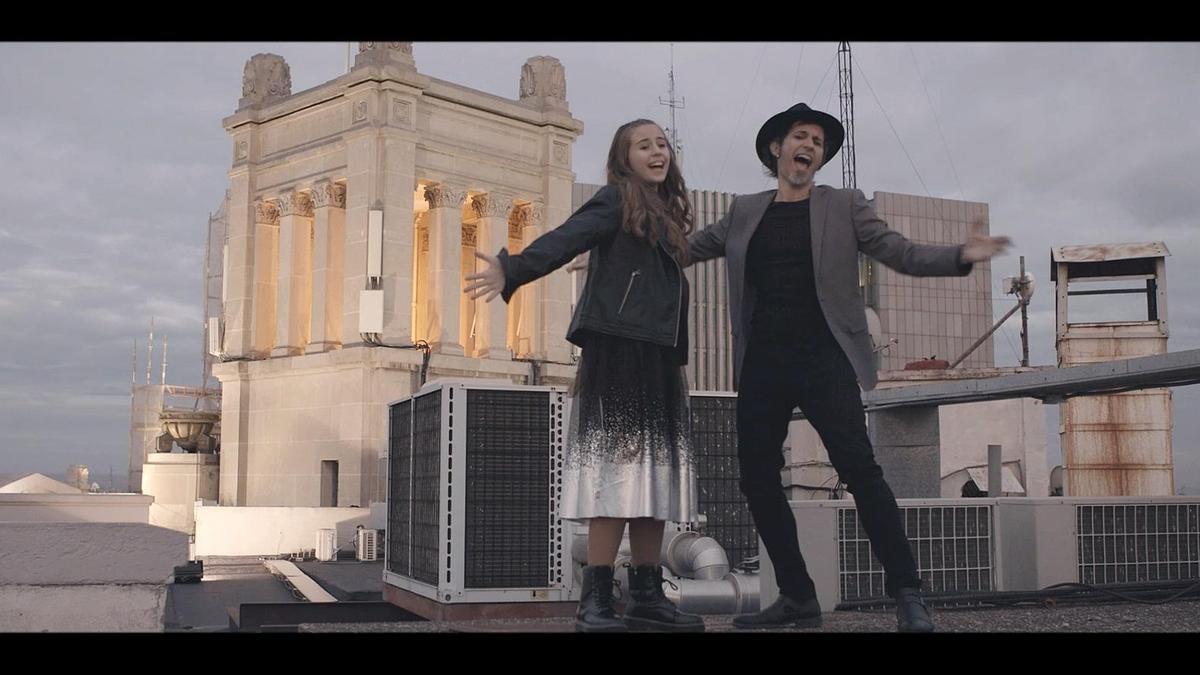Uno de los instantes del videoclip 'Eres un clásico'.