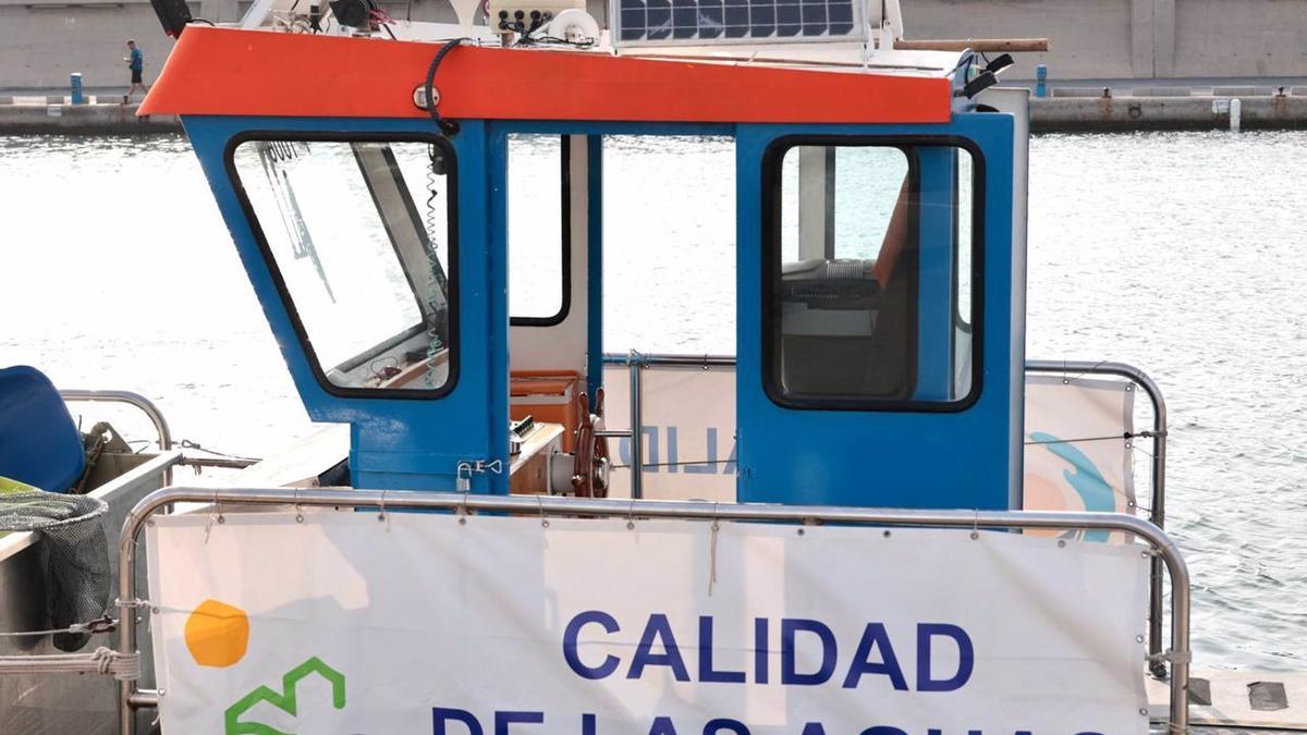 Uno de las embarcaciones de limpieza de la Mancomunidad de municipios de la Costa del Sol