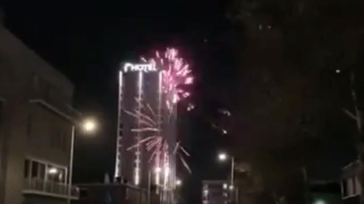 Ultras del Ajax lanzan fuegos artificiales cerca del hotel de la Juventus