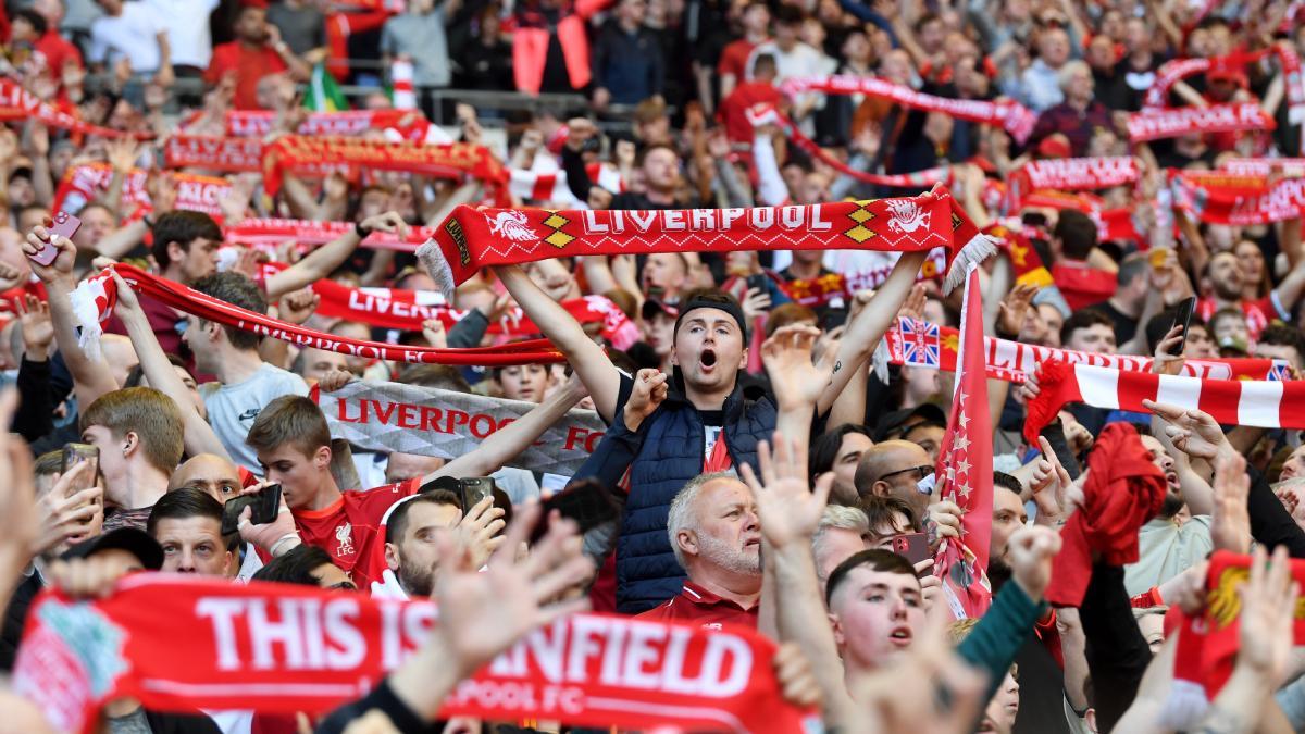 Seguidores del Liverpool cantando el 'You'll never walk alone'