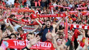 Seguidores del Liverpool cantando el Youll never walk alone