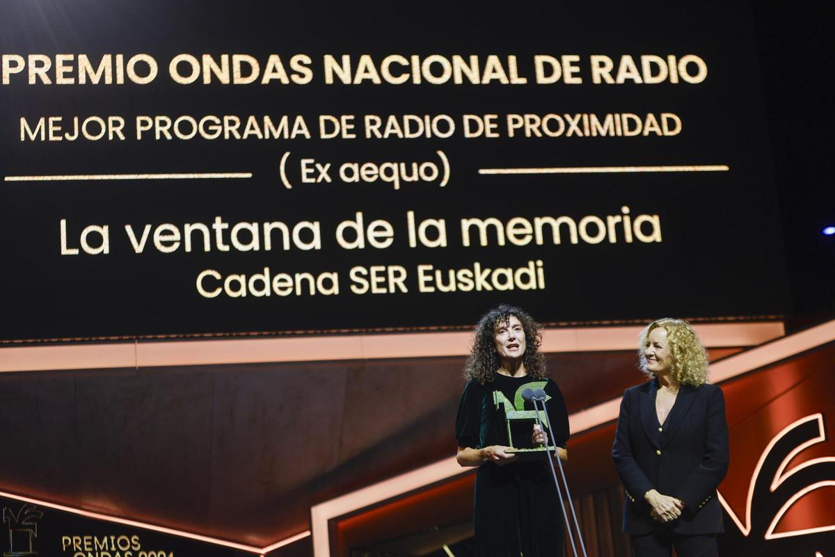 FOTOS | Gala de los Premios Ondas 2024. En la foto, La ventana de la memoria (SER Euskadi) recoge el Premio Ondas Nacional de Radio al Mejor Programa de Proximidad (ex aequo) FOTOS | Gala de los Premios Ondas 2024. En la foto, La ventana de la memoria (SER Euskadi) recoge el Premio Ondas Nacional de Radio al Mejor Programa de Proximidad (ex aequo)