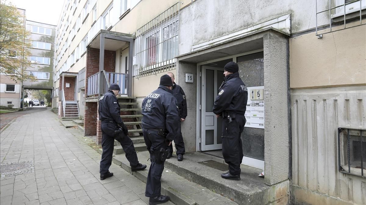 mbenach40755892 police stand in front of a building in the northeastern germ171031110856 mbenach40755892 police stand in front of a building in the northeastern germ171031110856