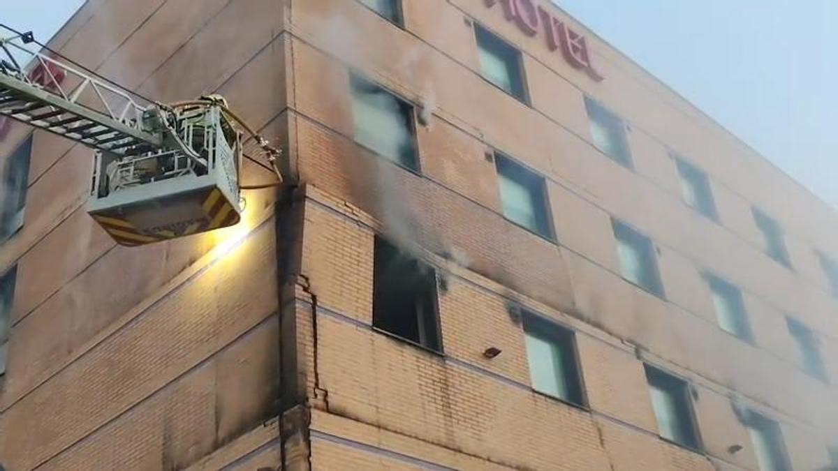 Un incendio arrasa el Grand Café del centro de Málaga y obliga al desalojo total del Hotel Ibis