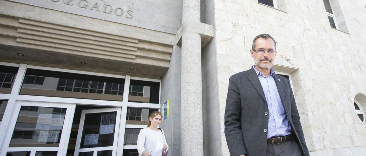 Marcial Morales sale del juzgado después de una sus declaraciones judiciales respecto al llamado ‘caso rotondas’.