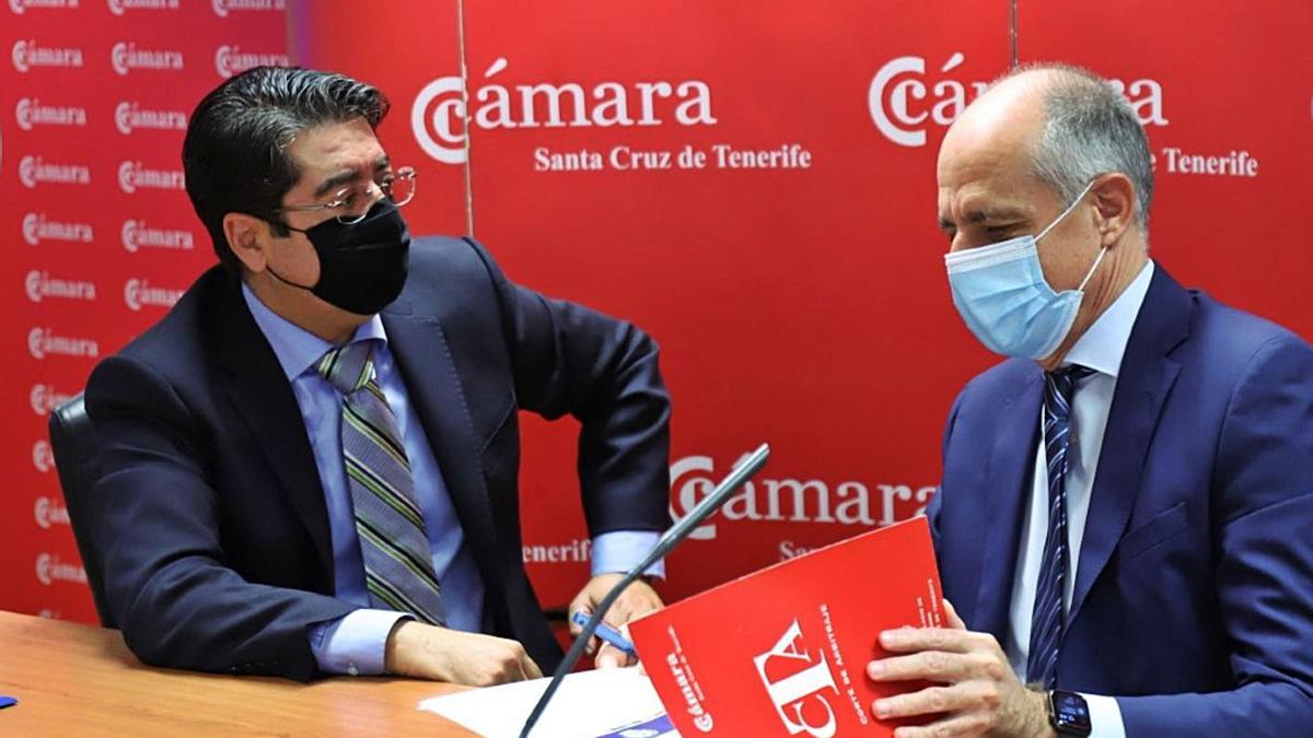 Pedro Martín (izq.) y Santiago Sesé durante la firma del convenio entre el Cabildo y la Cámara de Comercio.