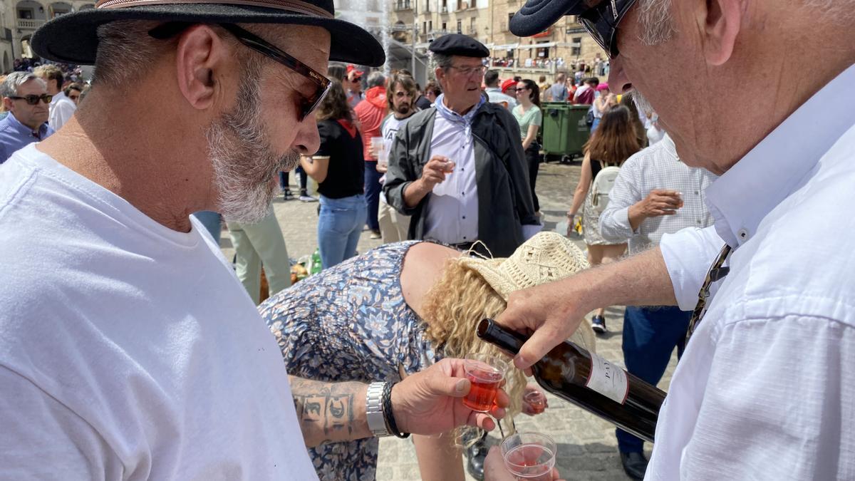 Dos vecinos degustan un vaso de vino durante la fiesta del Chíviri.