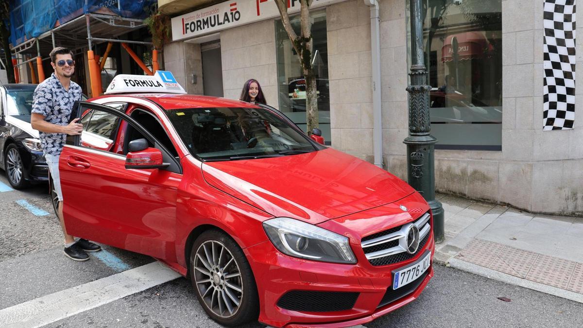Un profesor y una alumna frente a la autoescuela Fórmula 10