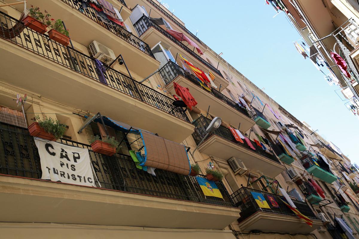 Pancartas y pintadas contra el turismo masivo en un edificio del barrio de la Barceloneta.