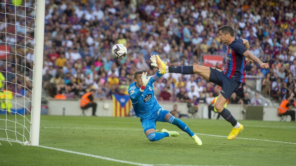 Lewandowski abre el marcador con este remate en el que se anticipa a Masip en el Barça-Valladolid del curso 23022-23.