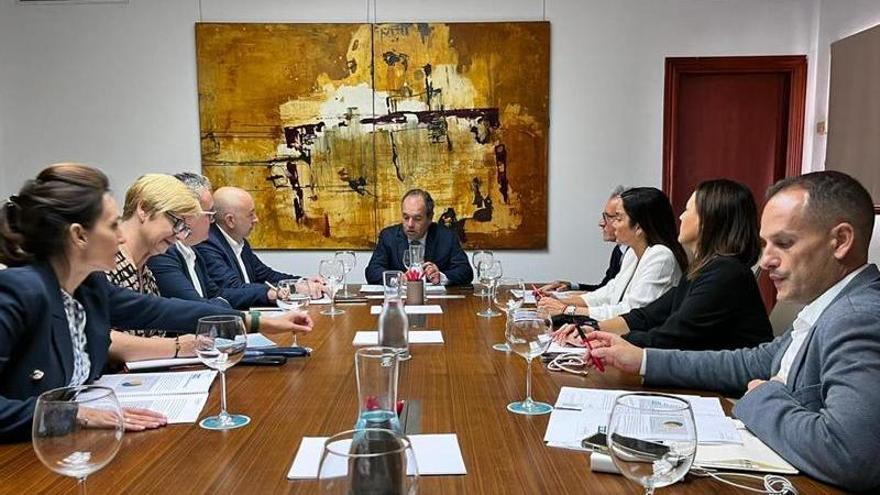 Soler y Baño participan en la reunión para valorar los Presupuestos en Alicante.