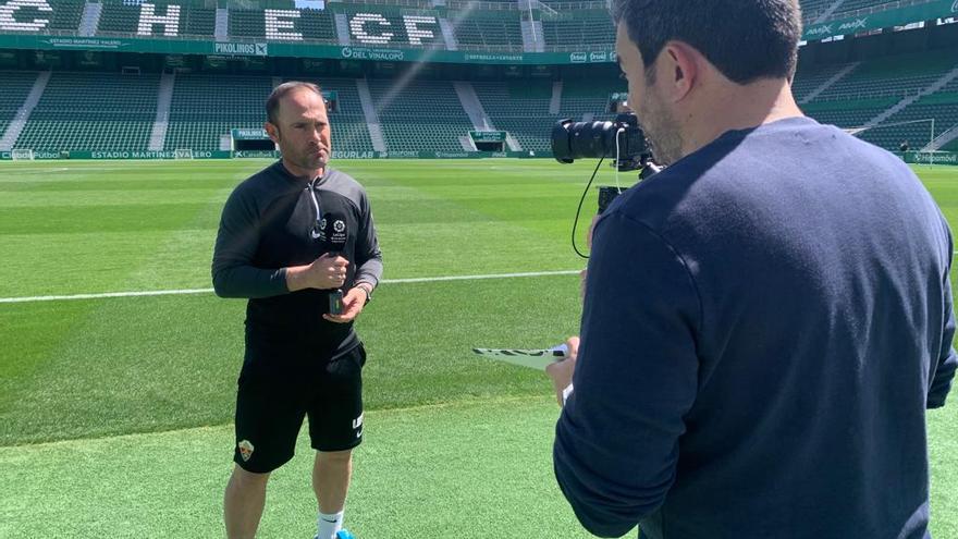 La leyenda franjiverde Nino atiende a los medios en el estadio del Elche CF