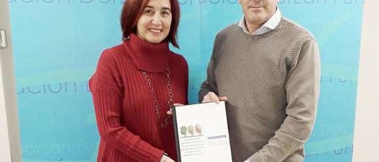 María Dapía entrega el estudio a la Fundación Dorzán. // FdV