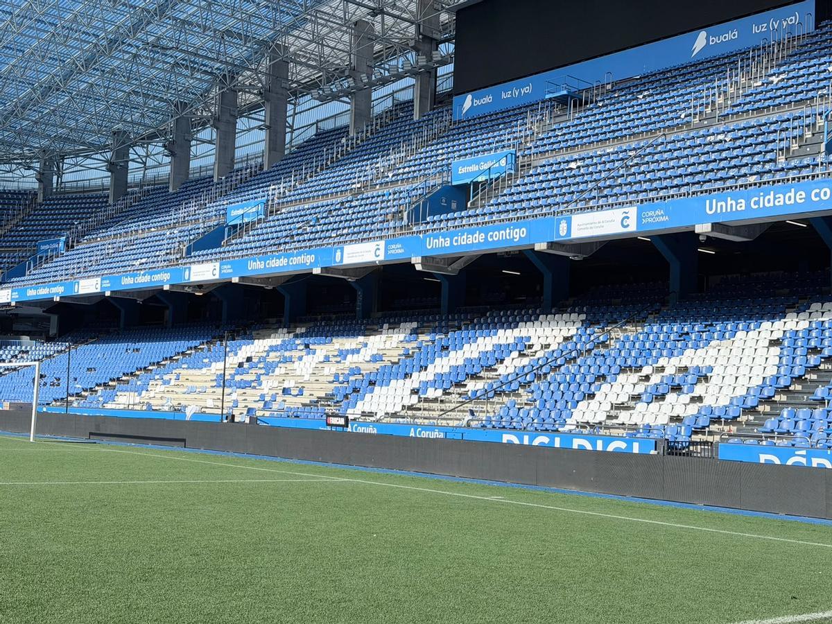 Destrozos en el estadio de Riazor en la fiesta del ascenso: 750 asientos arrancados y césped quemado