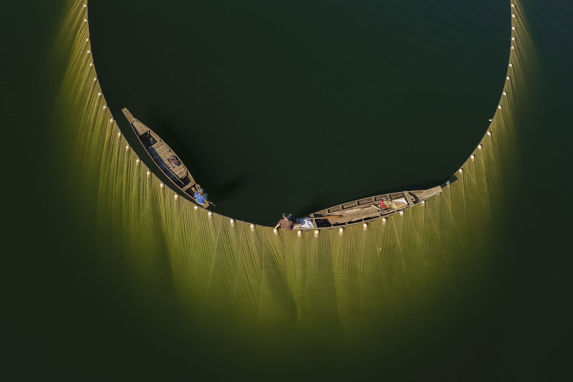 LOCKING THE FISHNET - Shibasish Saha (India) - Ganador: Hombre en Montaña-Naturaleza