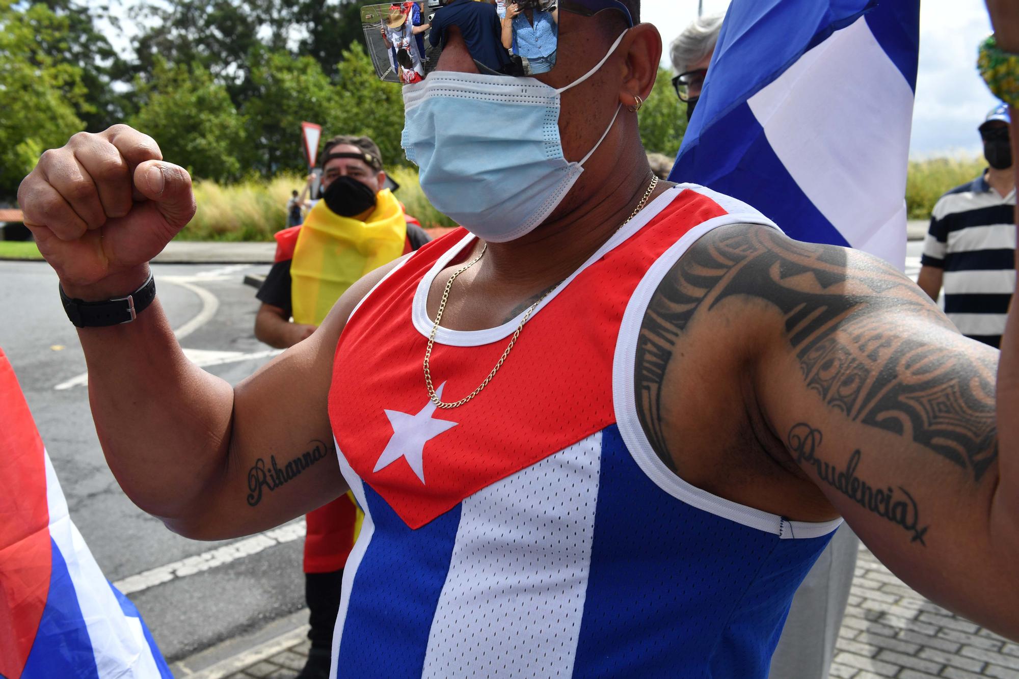 Concentración de cubanos contra la represión en Cuba y la estatua de Che Guevara en Oleiros