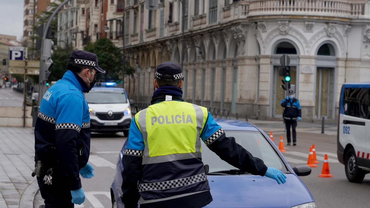 Dos agentes de la Policía Local Valladolid.
