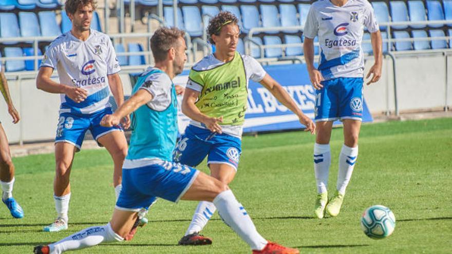 Carlos Ruiz (de espaldas) y Luis Milla pugnan por un balón en el entrenamiento en el Heliodoro.