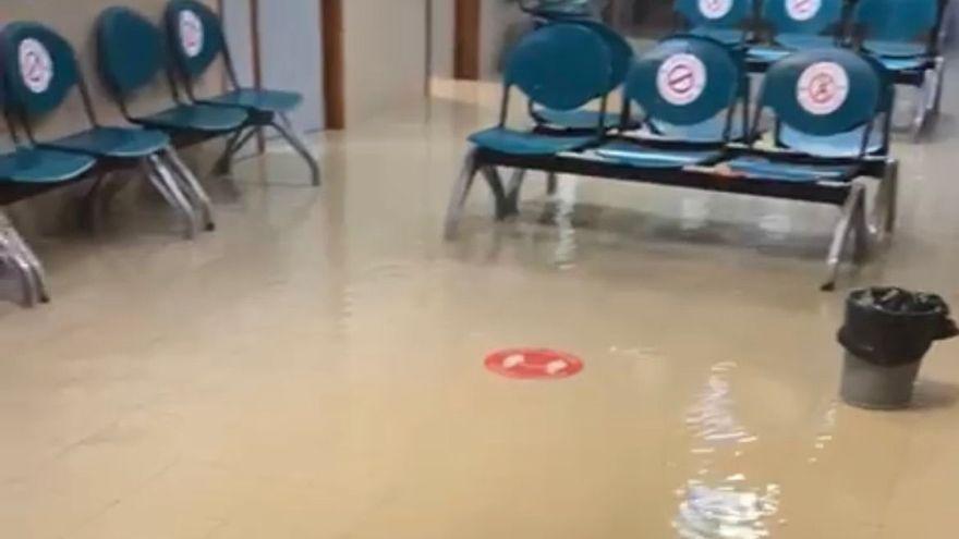 Un río de agua por el pasillo y sanitarios durmiendo en catres en el centro de salud del Rincón de Loix de Benidorm