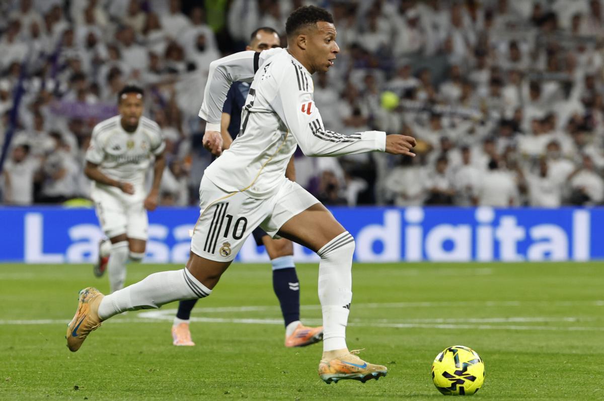 El delantero del Real Madrid Kylian Mbappé, durante el partido de la jornada 15 de Liga que disputan el Real Madrid y el Celta de vigo en el estadio Bernabéu de Madrid. EFE/Chema Moya. (Real Madrid) (Celta)