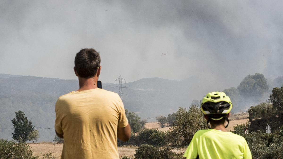 Dues persones miren el fum de l&#039;incendi entre Bufalvent i el Pont de Vilomara