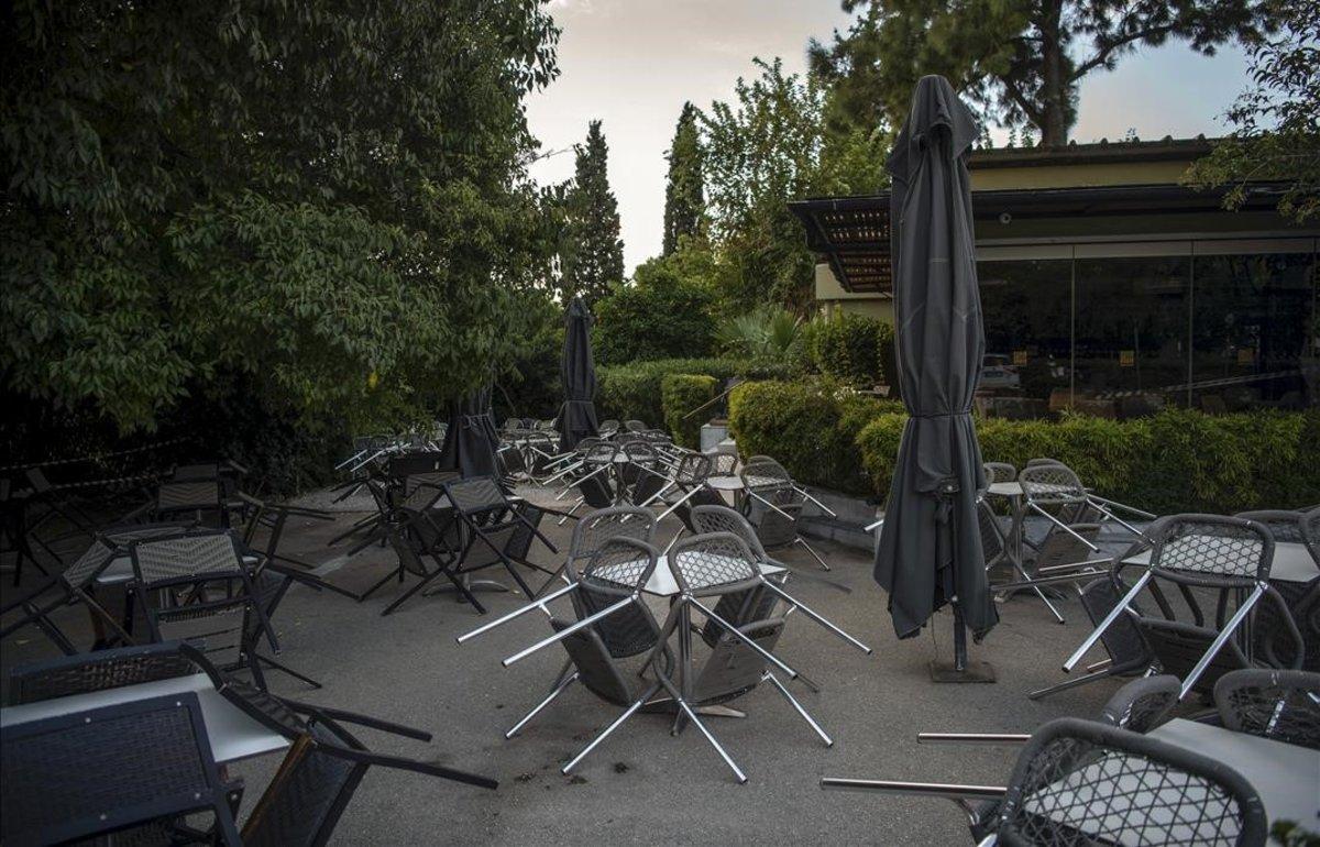 La terraza de un restaurante cerrado en Atenas.