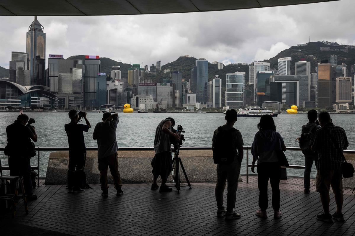 Los patos de goma del artista Florentijn Hofman, en el puerto de Hong Kong