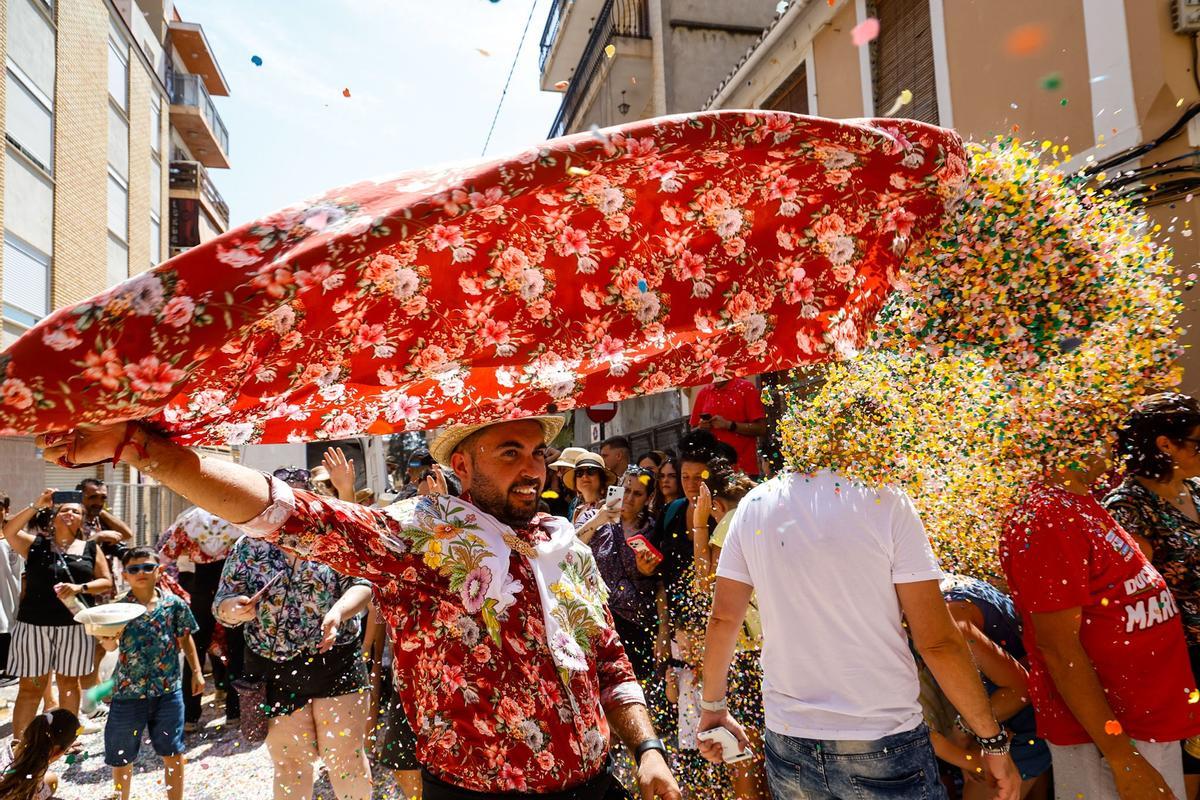 Bétera se rinde a la Rodà: confeti, pólvora y 16 Alfàbegues con nombre de mujer