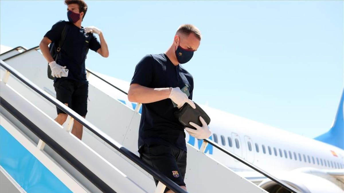 Riqui Puig y Marc-André Ter Stegen, bajando del avión durante un desplazamiento del Barcelona.