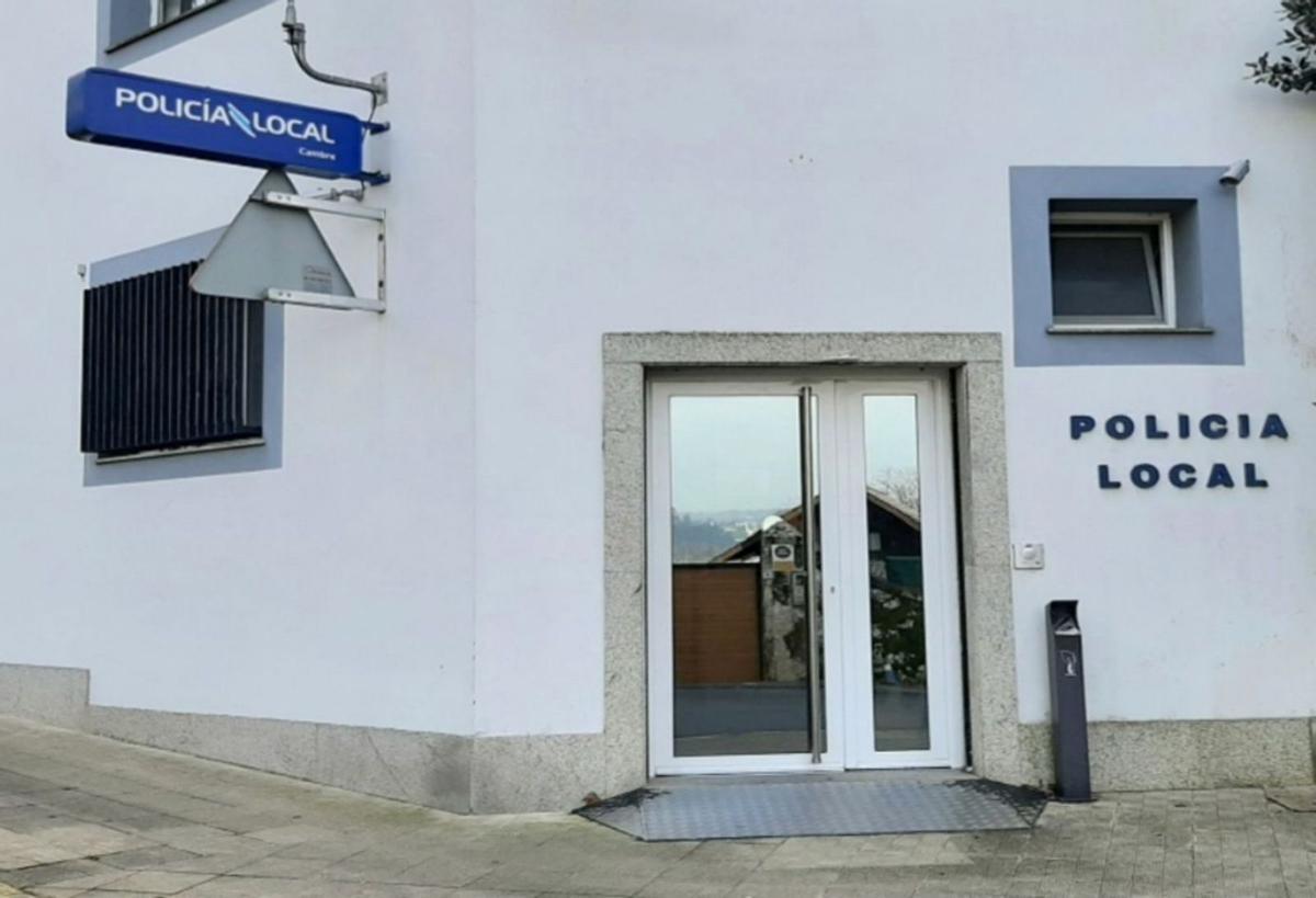 Vista del bajo donde se ubica la sede de la Policía Local de Cambre. |  LOC
