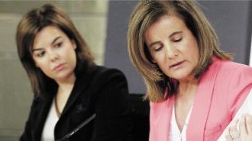 Soraya Sáenz de Santamaría i Fátima Báñez, ahir després de la reunió del Consell de Ministres.
