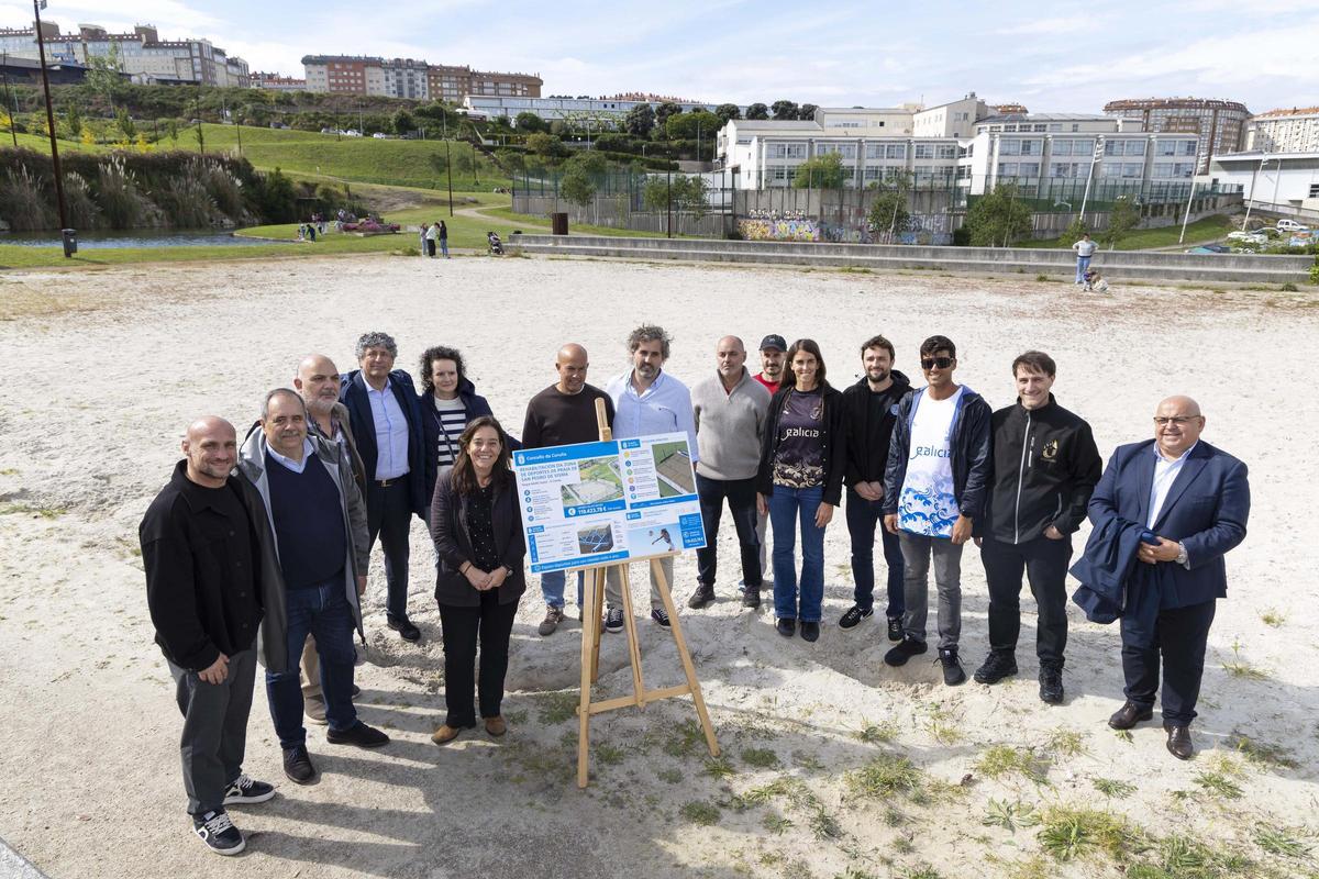 Asistentes a la presentación de la pista para deportes de playa, en el parque Adolfo Suárez de A Coruña.