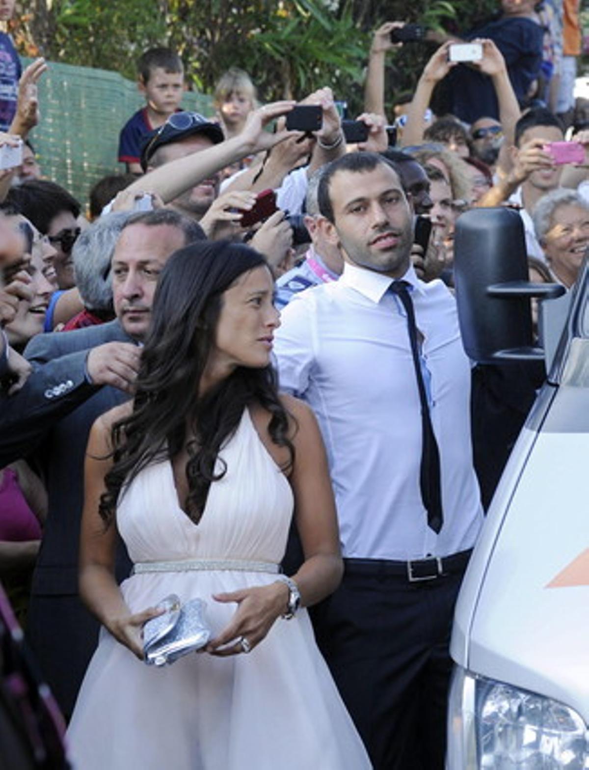 El jugador argentino del F.C. Barcelona Javier Mascherano junto a su pareja.