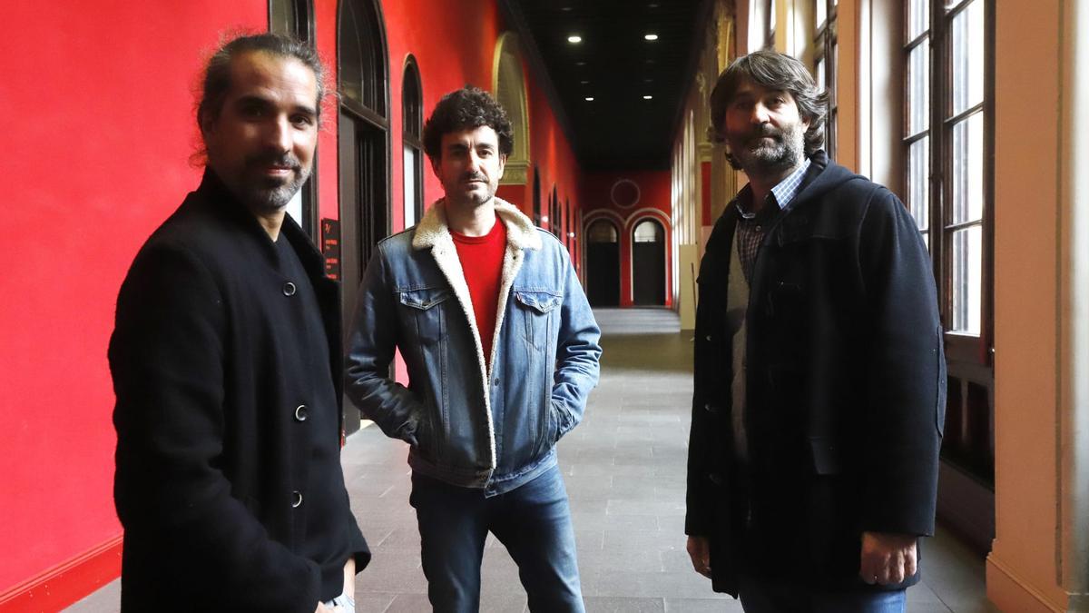 Alberto de Toro, Miki Esparbé y Javier Ruiz Caldera, esta tarde, en el Paraninfo.