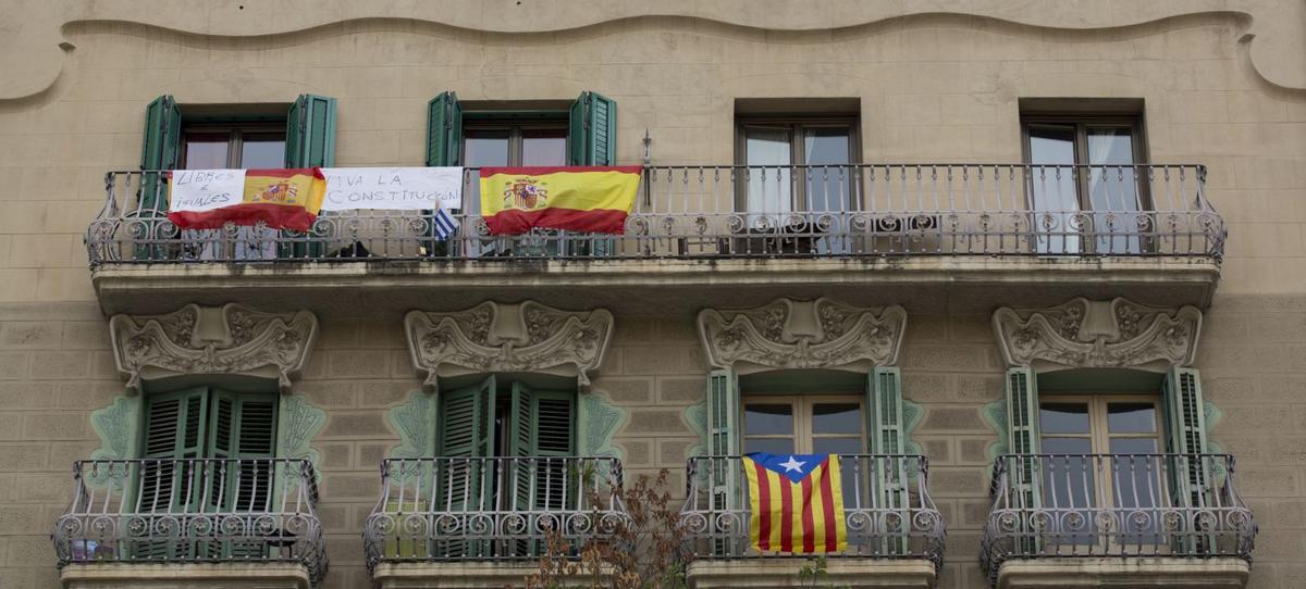 Illa busca pis per a 4 anys i sense banderes Illa busca pis per a 4 anys i sense banderes