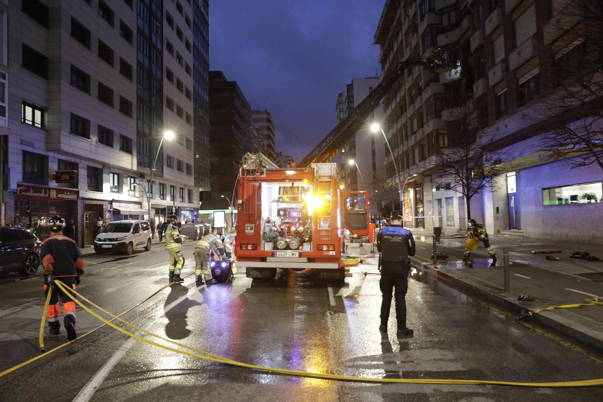 Así fue el espectacular incendio en un piso de Gijón (en imágenes)