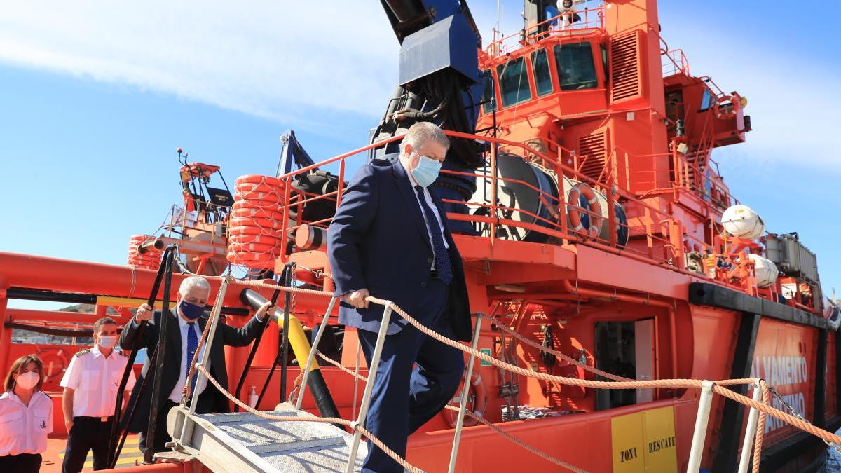 José Vélez visitó la embarcación &#039;María Zambrano&#039; tras la reunión.