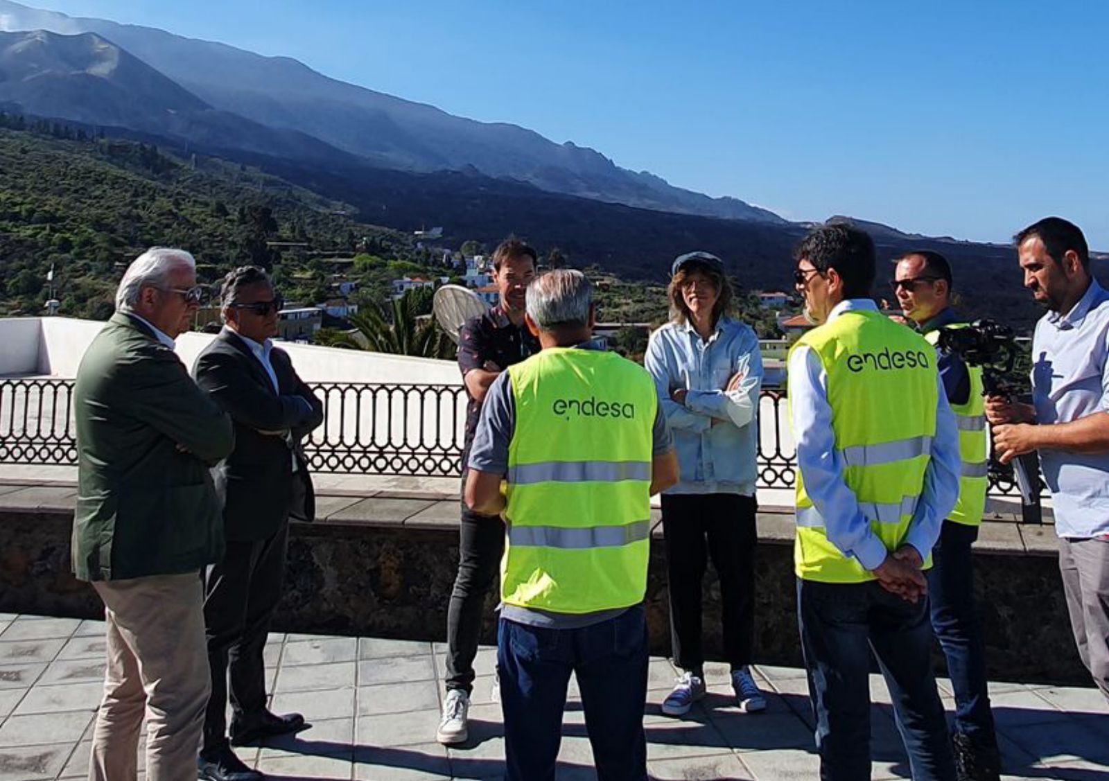 Eduardo Suárez, Carlos Delgado y los músicos hablando con técnicos de Endesa.