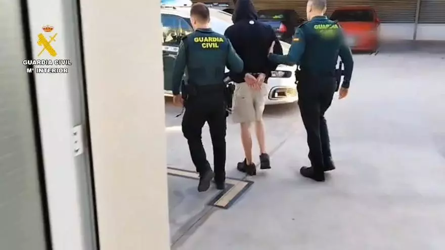 La Guardia Civil traslada a sede judicial a los dos detenidos por el doble crimen de Elx