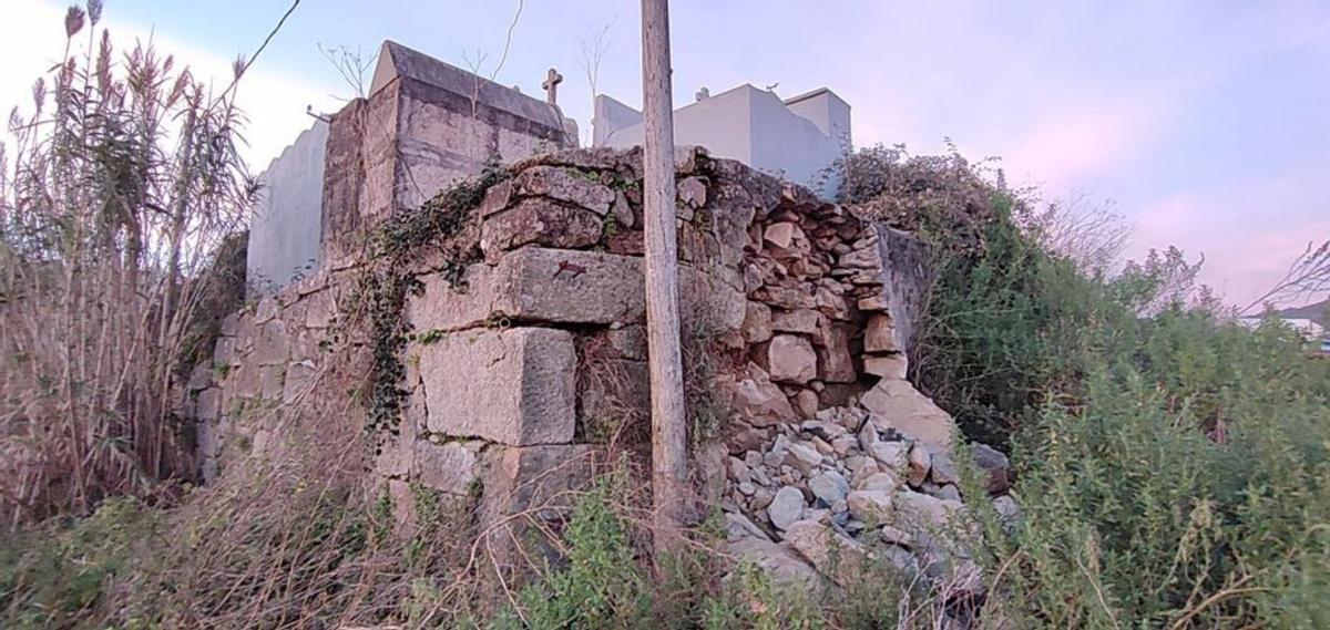 Cae parte del muro de piedra del cementerio municipal de Cangas