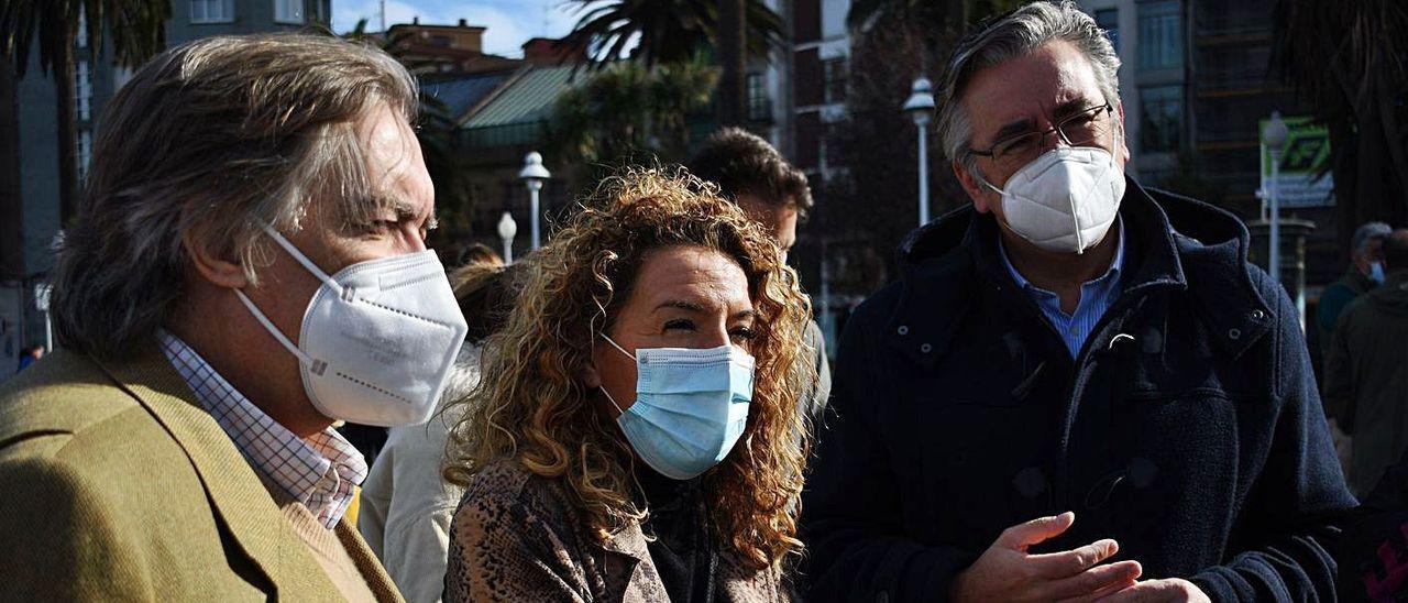 Por la izquerda, el portavoz municipal del PP, Alberto López Asenjo, Teresa Mallada y Pablo González.