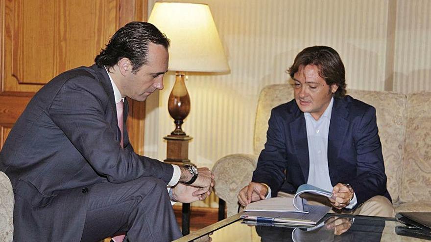 El líder balear de Vox, Jorge Campos, y Bauzá en una reunión en la pasada legislatura con el exsenador del PP como president del Govern.