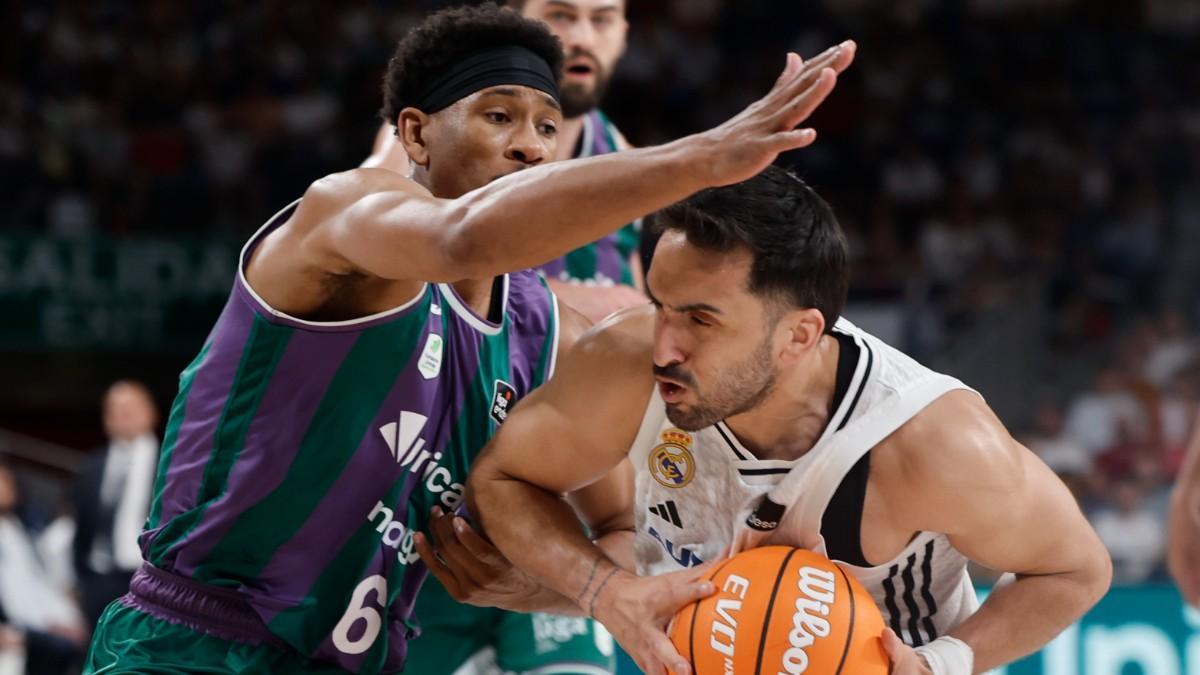 El base argentino del Real Madrid Facundo Campazzo (d) intenta superar al escolta estadounidense de Unicaja Kameron Taylor durante el segundo partido de la semifinal de la Liga Endesa de baloncesto que Real Madrid y Unicaja disputan este viernes en el Movistar Arena