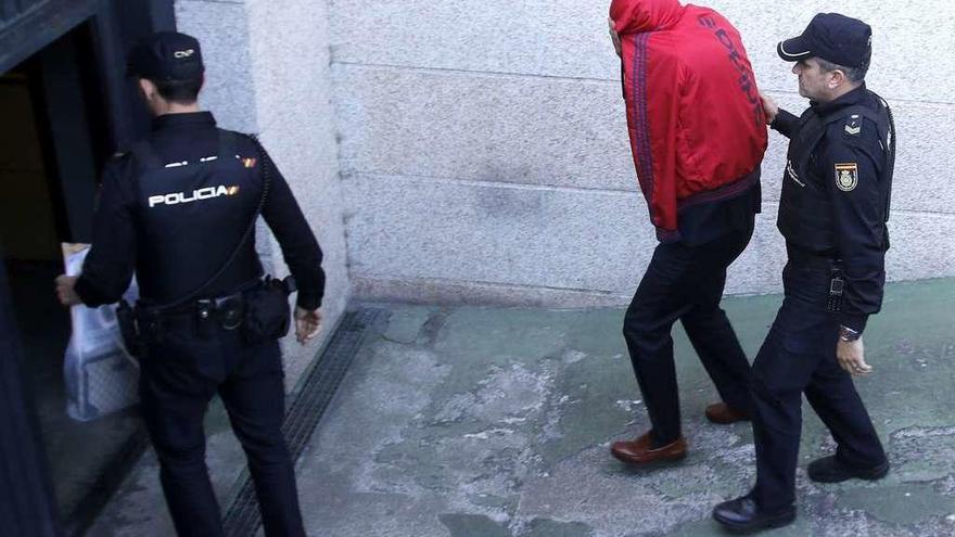 El hostelero acusado de abusos a menores en Vigo llevó a varias víctimas a un prostíbulo