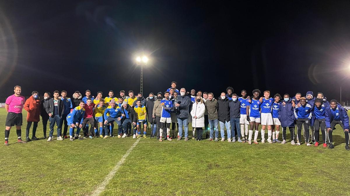 Los protagonistas del encuentro posaron al final del partido.