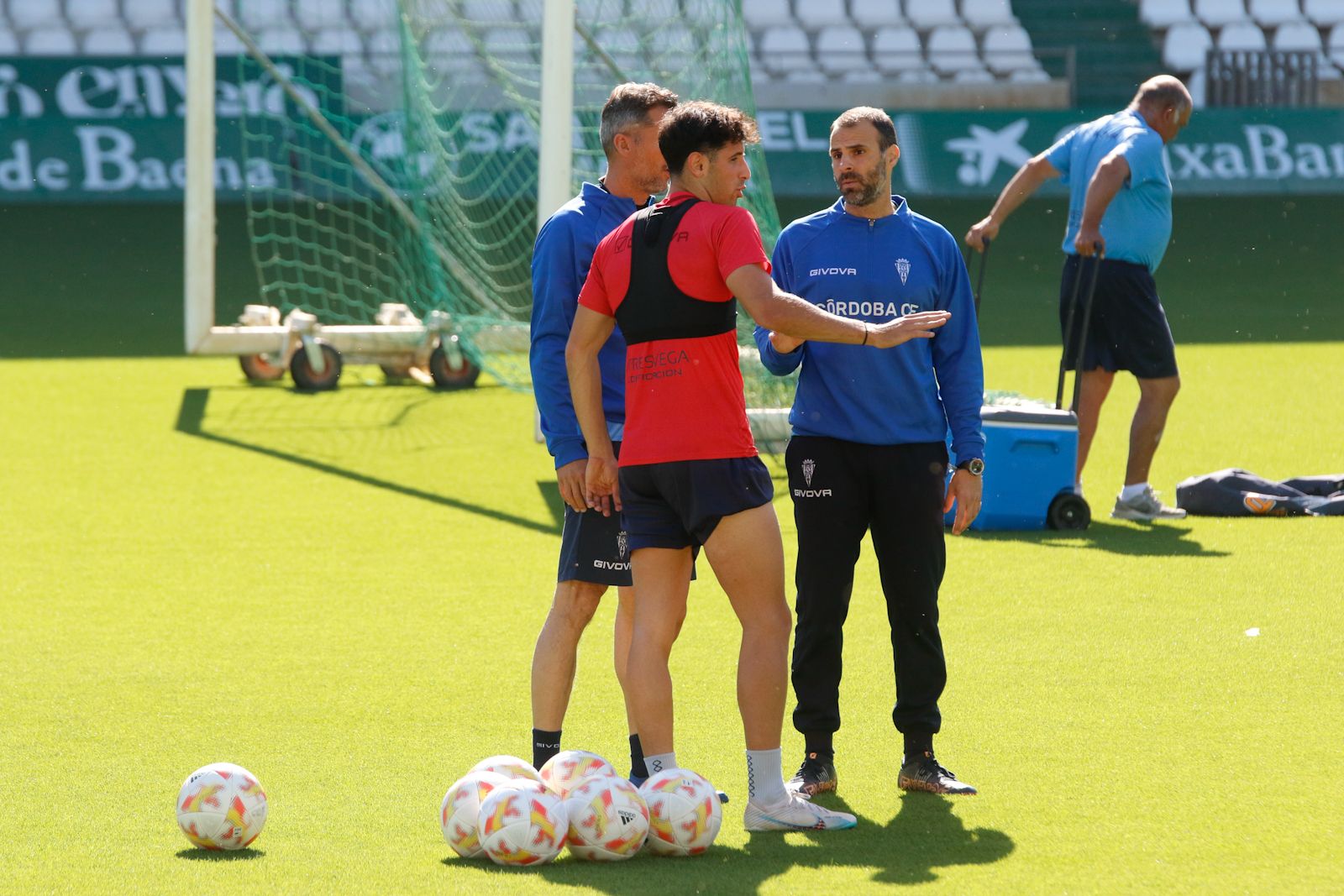 El primer día de Manuel Mosquera en el Córdoba CF, en imágenes