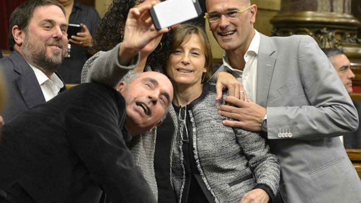 Oriol Junqueras, Marta Rovira, Raül Romeva, Carme Forcadell y Lluís Llach se hacen un 'selfie', este lunes en el Parlament.