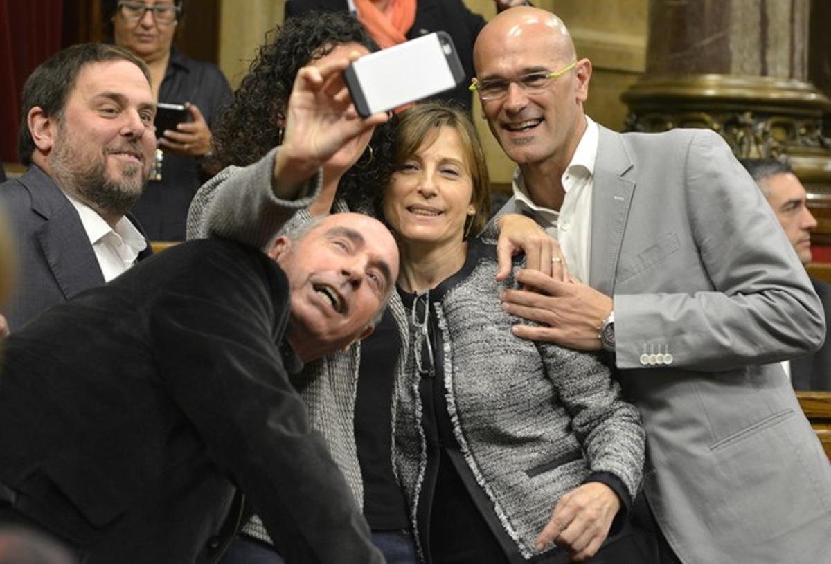 Oriol Junqueras, Marta Rovira, Raül Romeva, Carme Forcadell y Lluís Llach se hacen un 'selfie', este lunes en el Parlament.
