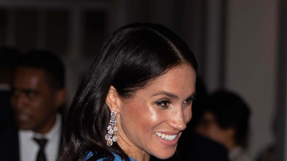 Meghan Markle, con un vestido azul de Safiyaa